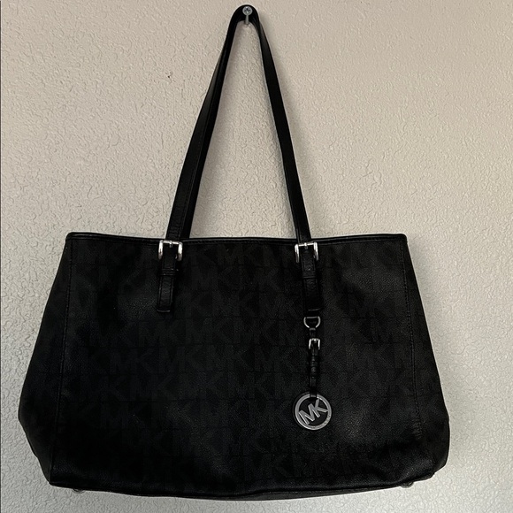 Michael Kors Handbags - Michael Kors Black MK Logo jet set Tote this is a gorgeous bag